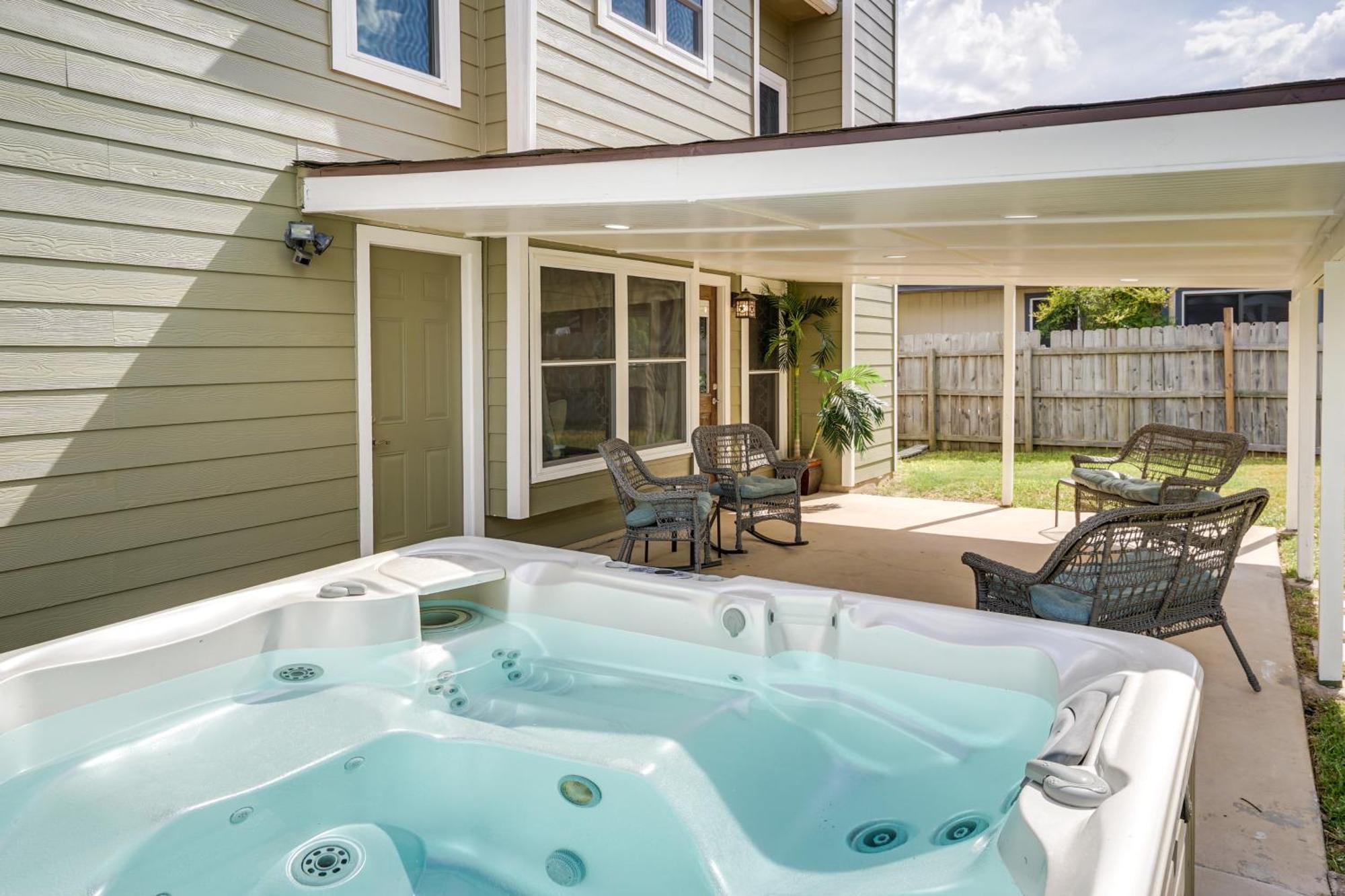 Сasa de vacaciones Dog-friendly Live Oak With Hot Tub And Game Room!