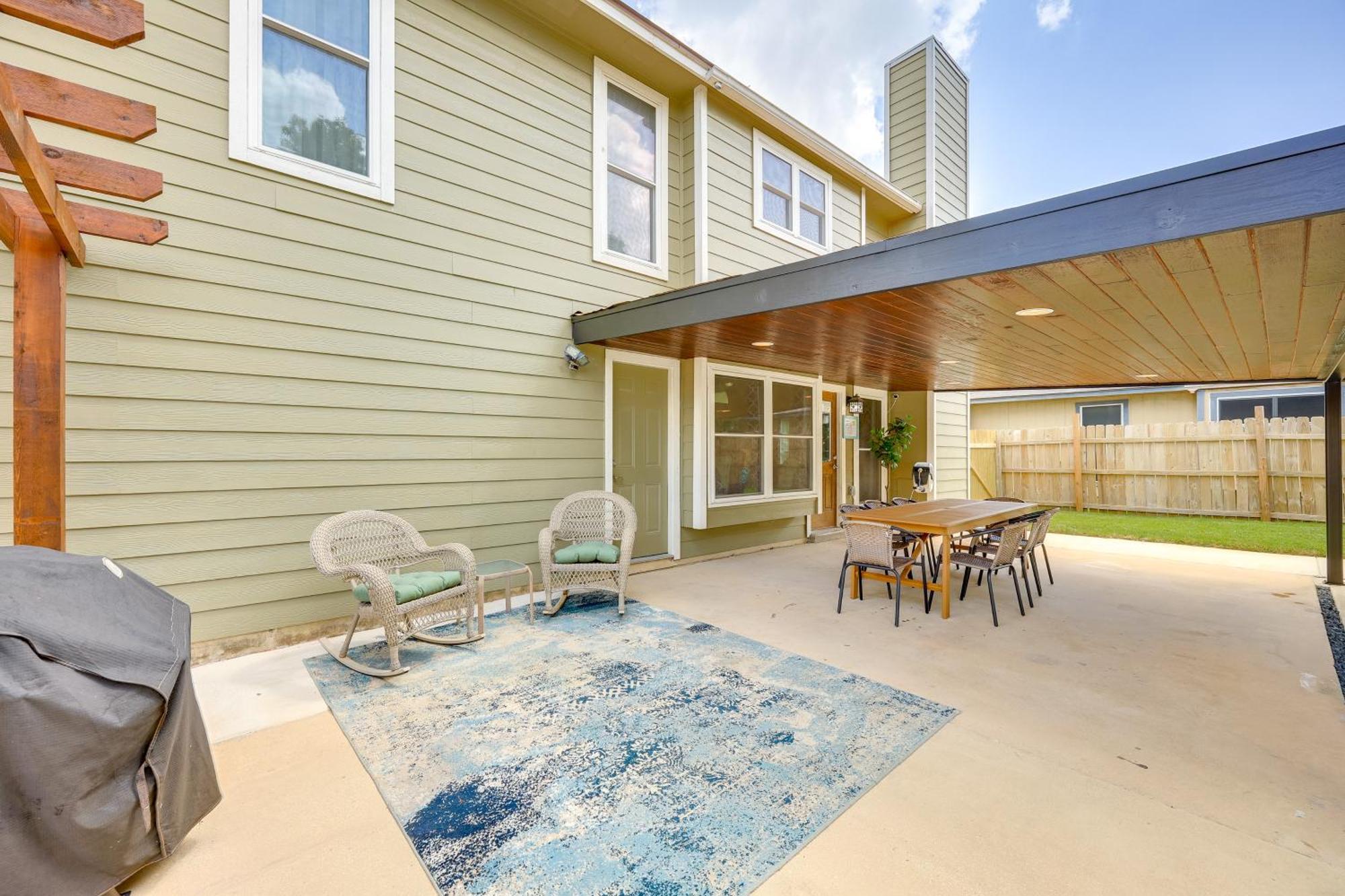 Сasa de vacaciones Dog-friendly Live Oak With Hot Tub And Game Room!